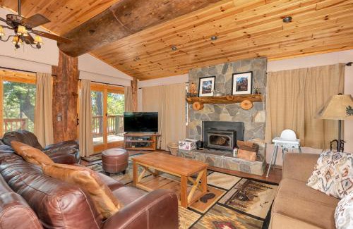 Oakhurst Casa | Immersed in Nature Manzanita Cabin with Hot Tub