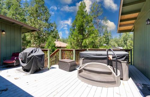Oakhurst Casa | Immersed in Nature Manzanita Cabin with Hot Tub