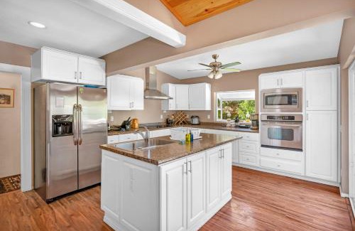 Oakhurst Casa | Immersed in Nature Manzanita Cabin with Hot Tub