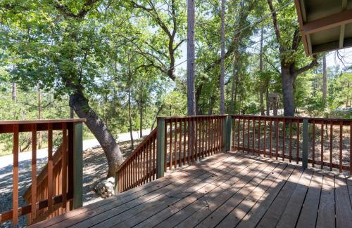 Oakhurst Casa | Immersed in Nature Manzanita Cabin with Hot Tub