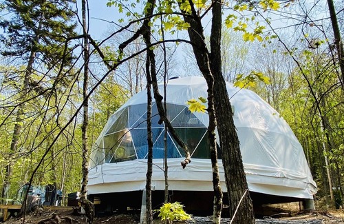 Notre-Dame-de-la-Merci Cabina | Immersive 4-season accommodation experience in a dome in a natural environment.