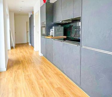 Burg-Grambke Apartamento | ImmoStay #3 - Penthouse mit zwei Balkonen & Seeblick, Parking & WiFi