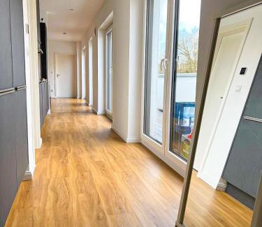 Burg-Grambke Apartamento | ImmoStay #3 - Penthouse mit zwei Balkonen & Seeblick, Parking & WiFi