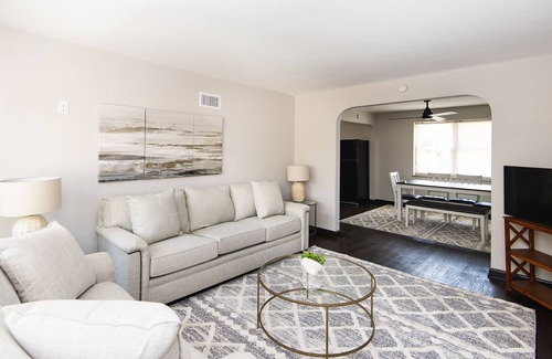 St. Louis Hills Apartamento | Impeccable 1-Bedroom Apartment with Street Parking