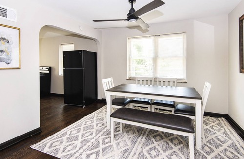 St. Louis Hills Apartamento | Impeccable 1-Bedroom Apartment with Street Parking