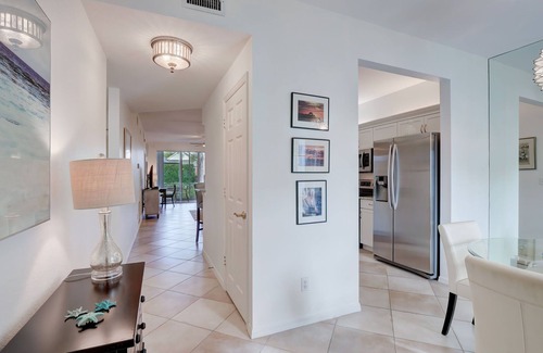 Pelican Bay Condominio | Impeccable 2BR/2BA condo with world class Pelican Bay amenities !