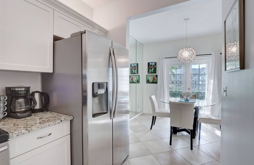 Pelican Bay Condominio | Impeccable 2BR/2BA condo with world class Pelican Bay amenities !