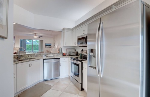 Pelican Bay Condominio | Impeccable 2BR/2BA condo with world class Pelican Bay amenities !