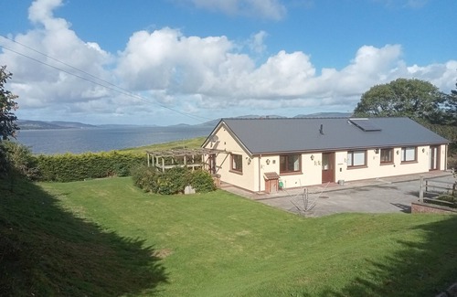 Buncrana Cabaña | Impeccable 5-bed Cottage in Fahan Buncrana