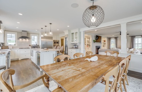 Brewster Casa | Impeccable 5BR Custom Home - Short stroll to Mant's Landing Beach