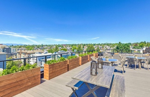 Old Ballard Apartamento | Impeccable Ballard Studio w/Rooftop, BBQ, walk to dining, by Blueground
