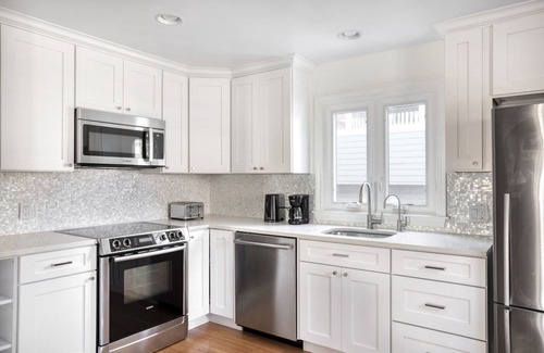 Cambridgeport Apartamento | Impeccable Central Square 3BR w/ W/D, nr T, by Blueground