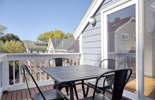 Cambridgeport Apartamento | Impeccable Central Square 3BR w/ W/D, nr T, by Blueground