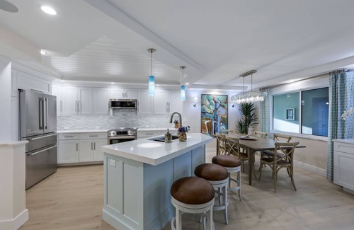 Coquina Sands Condominio | Impeccable Condo Across from the Moorings Private Beach plus Private Boat Dock