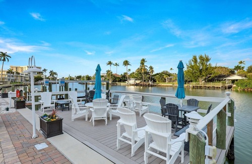 Coquina Sands Condominio | Impeccable Condo Across from the Moorings Private Beach plus Private Boat Dock