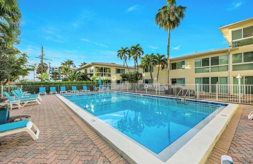 Coquina Sands Condominio | Impeccable Condo Across from the Moorings Private Beach plus Private Boat Dock