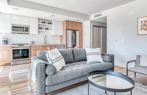 Downtown Oakland Apartamento | Impeccable Oakland 1BR w/ AC, W/D, Sky Deck, next to BART, by Blueground