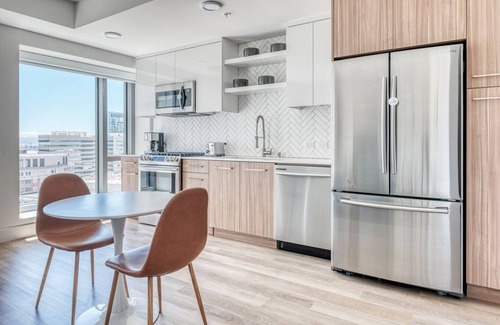 Downtown Oakland Apartamento | Impeccable Oakland 1BR w/ AC, W/D, Sky Deck, next to BART, by Blueground