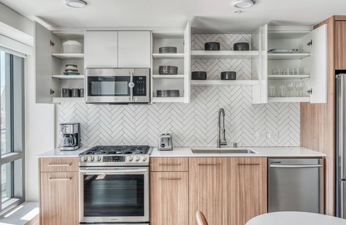 Downtown Oakland Apartamento | Impeccable Oakland 1BR w/ AC, W/D, Sky Deck, next to BART, by Blueground