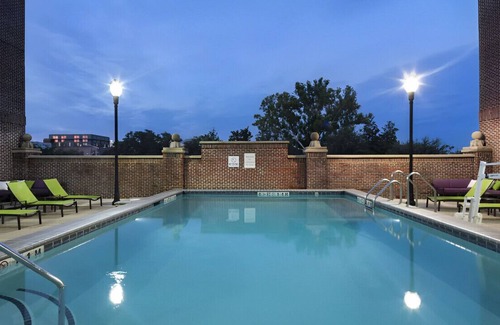 Yamacraw Village Casa | Impressive King Room! Great Location & Service