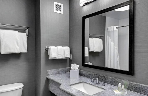Yamacraw Village Casa | Impressive King Room! Great Location & Service