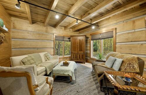 Unionville Casa | Impressive Log Cabin with Fireplace, Fire Pit and Hot-tub in Unionville, Indiana