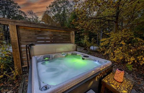 Unionville Casa | Impressive Log Cabin with Fireplace, Fire Pit and Hot-tub in Unionville, Indiana