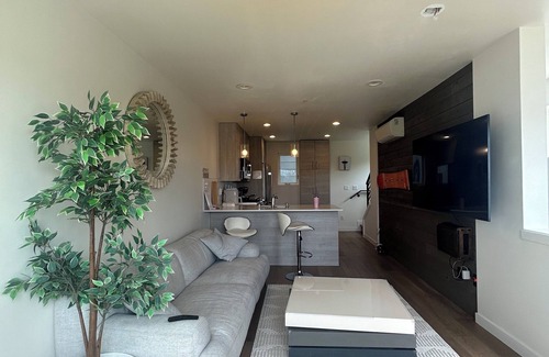 Whittier Heights Casa | Impressive Modern 3-bedroom townhome with WiFi and AC in lovely Ballard Seattle