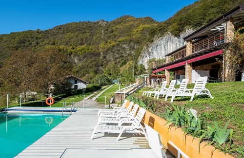 Marone Chalet De Esquí | Pintoresco chalet en Lombardía con piscina
