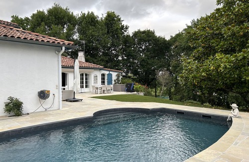 Arcangues Casa | In a green setting, very nice house .