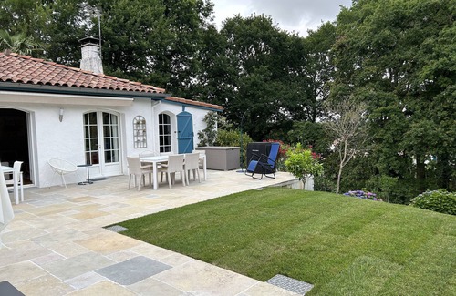 Arcangues Casa | In a green setting, very nice house .