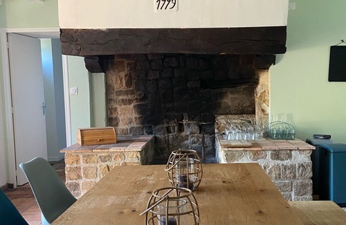La Ferriere-de-Flee Casa | In Anjou, gîte in the castle grounds, with garden and heated swimming pool.