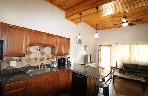 Athens Apartamento | In Athens 2-bedroom apartment FREE Parking, FREE WiFi, FREE Washer/DRYER, sweet!