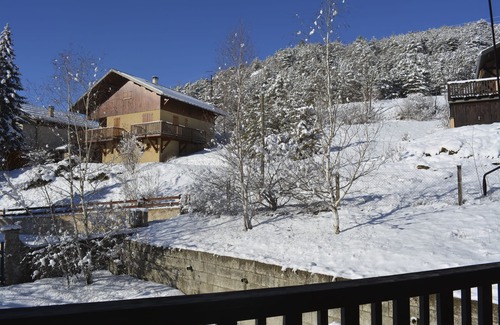Jausiers Chalet De Esquí | En chalet, apartamento familiar independiente en dúplex, en 2000m2 arbolado.