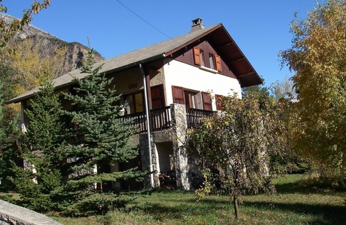Jausiers Chalet De Esquí | En chalet, apartamento familiar independiente en dúplex, en 2000m2 arbolado.