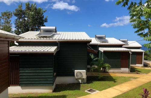 Bouillante Casa | En Guadalupe en Bouillante Bungalow, el lobo blanco de las cabañas encaramadas