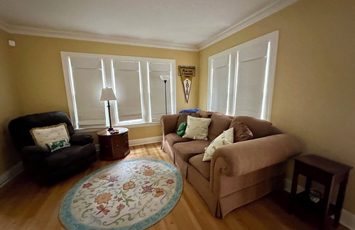 Harters Heights Casa | In Harter Heights, it’s a quick walk to Notre Dame, with WiFi, AC, nice kitchen!