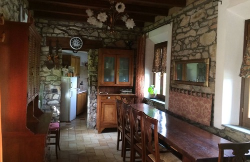 Viano Casa | In medieval hamlet, convenient for visiting the Apennines and major Italian cities