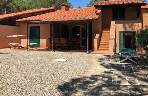 Roccamare Villa | En un bosque de pino exclusivo de Roccamare a pocos pasos del mar, a 5 minutos de Castiglione