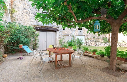 La Garde-Adhemar Casa | En el patio del antiguo castillo de la Drôme