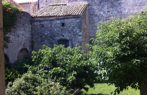 La Garde-Adhemar Casa | En el patio del antiguo castillo de la Drôme