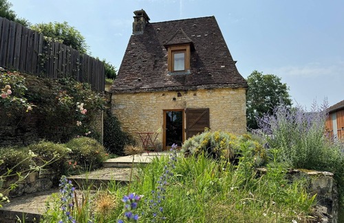 Cenac-et-Saint-Julien Cabaña | In the heart of Périgord Noir, fully renovated character cottage.