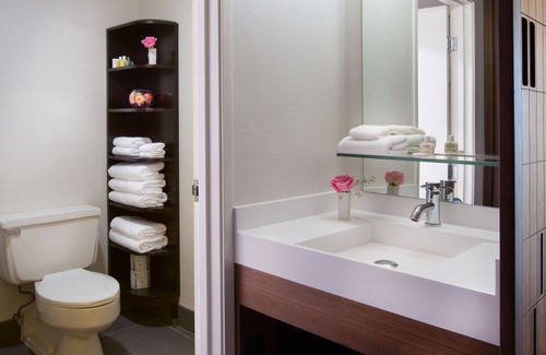 Wilburton Casa | In The Heart of Bellevue Attractions! Pets Allowed, Free Parking, Onsite Pool