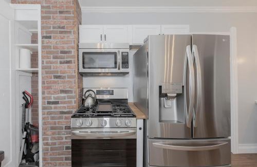 Little Italy Apartamento | In the heart of Little Italy! Free Parking!