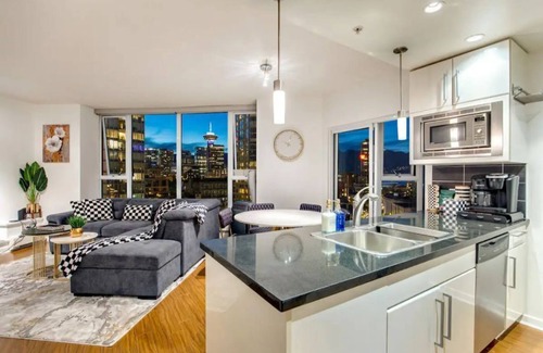 Crosstown Apartamento | Family-Friendly Condo near Rogers Arena | Parking | Gym| Pool & Sauna