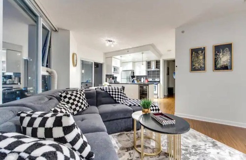 Crosstown Apartamento | Family-Friendly Condo near Rogers Arena | Parking | Gym| Pool & Sauna