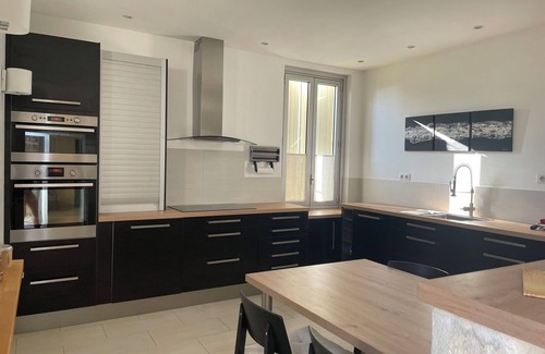 Redessan Casa | En el corazón del pueblo, gran casa familiar de 380 m2 con jardín y piscina.