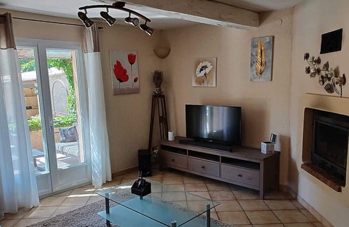 Caseneuve Villa | En la campiña de Luberon, villa climatizada con piscina vallada