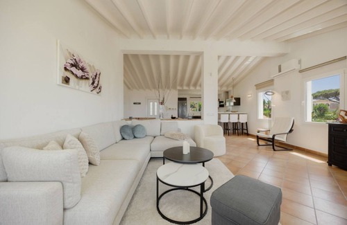 Urbanizacion Costabella Apartamento | Casa Azura: A pie de playa con terraza, jardín, barbacoa y garaje privados