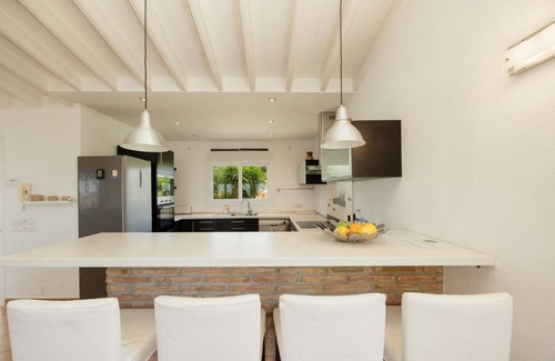 Urbanizacion Costabella Apartamento | Casa Azura: A pie de playa con terraza, jardín, barbacoa y garaje privados